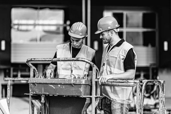 Εργάτες Που Δραστηριοποιούνται Στην Κατασκευή Μηχανή — Φωτογραφία Αρχείου