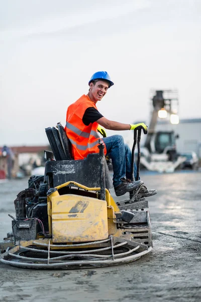 Operaio Edile Livellamento Calcestruzzo Sulla Livellatrice — Foto Stock