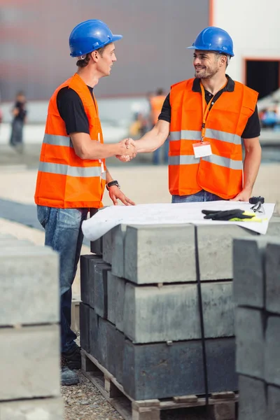 Trabajadores Construcción Apretón Manos Después Reunirse Sitio Construcción —  Fotos de Stock