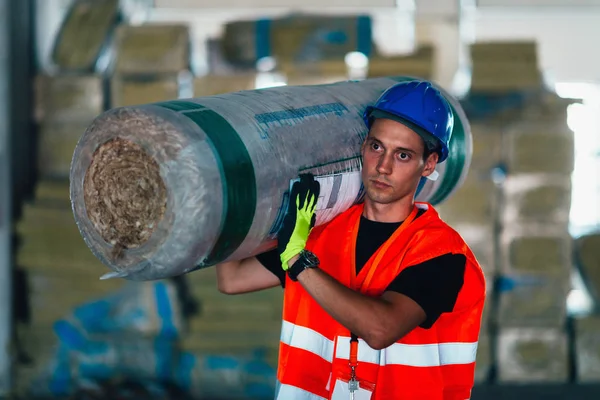 Trabajador Construcción Que Lleva Madera Acero —  Fotos de Stock