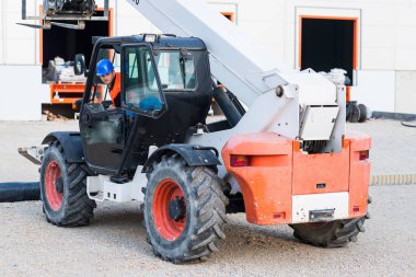 İşçi Skid Steer Loader üzerinde çalışma