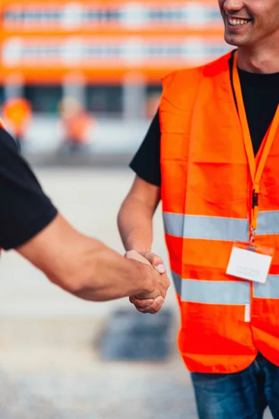 Metoda Handshaking Stavební Dělníci Staveništi — Stock fotografie