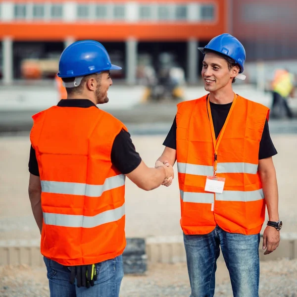 Bauarbeiter Beim Händeschütteln Nach Treffen Auf Baustelle — Stockfoto