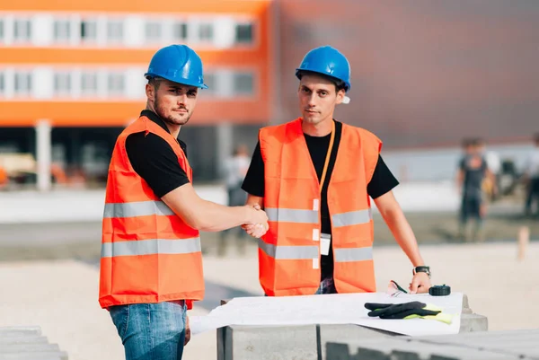 Ingegneri Stringere Mano Cantiere — Foto Stock