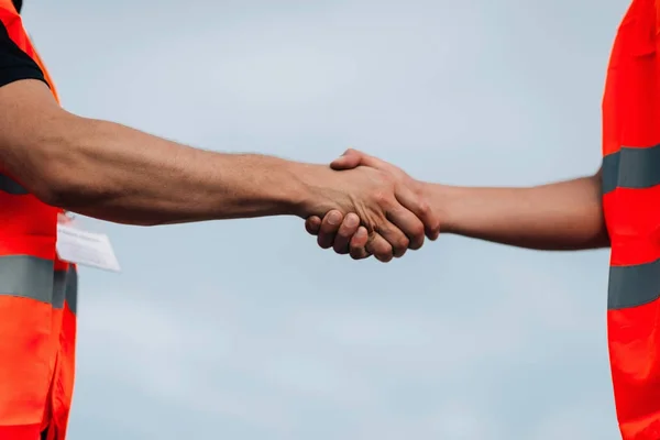 Close Van Ingenieurs Handshaking Bouwplaats — Stockfoto