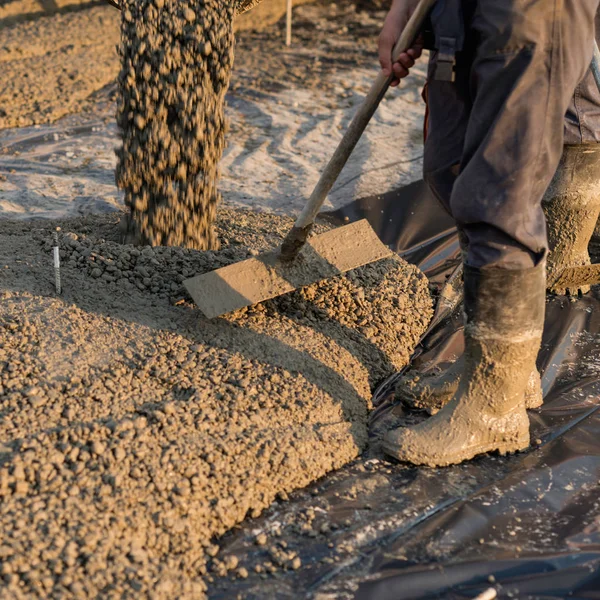 Manual Worker Leveling Concrete — Stock Photo, Image