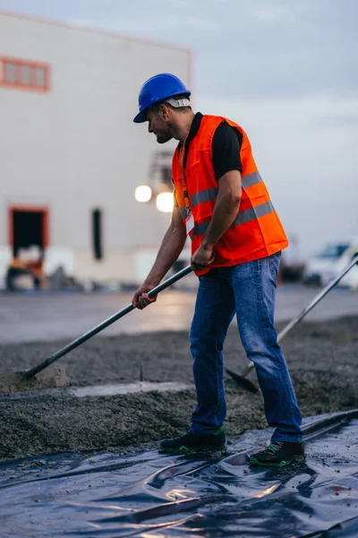 Manual Worker Leveling Concrete — Stock Photo, Image