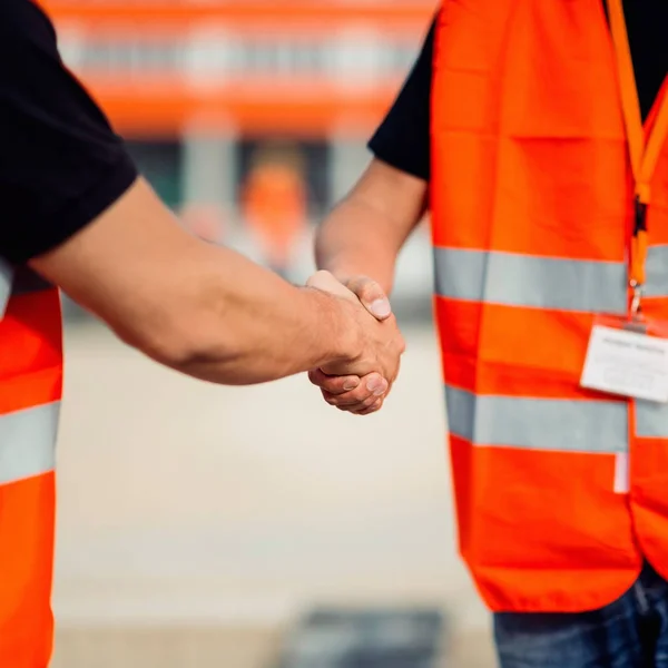 Bouw Werknemers Handshaking Vergadering Bouwplaats — Stockfoto