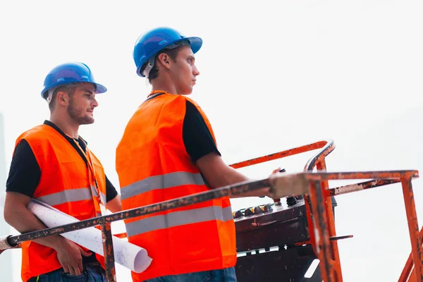 Construction Workers Operating Machine — Stock Photo, Image