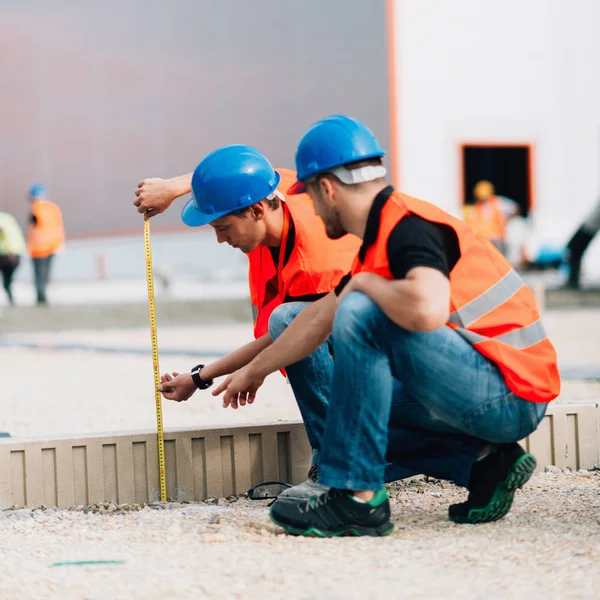 Construction Workers Measuring Construction Site — Stock Photo, Image