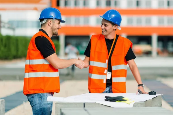Bauarbeiter Beim Händeschütteln Auf Baustelle — Stockfoto