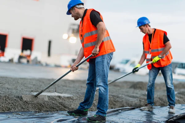Manual Workers Leveling Concrete — Stock Photo, Image