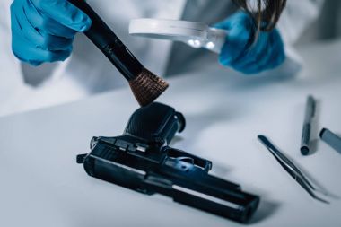 Adli tıp Lab. adli kanıtlar silahla inceleyerek bilim adamı