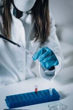 Adli tıp Lab. adli kanıtlar ile Dnk inceleyerek bilim adamı