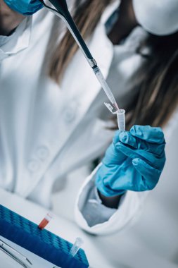 Adli tıp Lab. adli kanıtlar ile Dnk inceleyerek bilim adamı