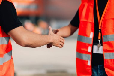 Mimarlar inşaat site el sıkışma üzerinde