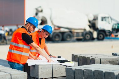 Mühendisler toplantı inşaat sitesinde vardır.
