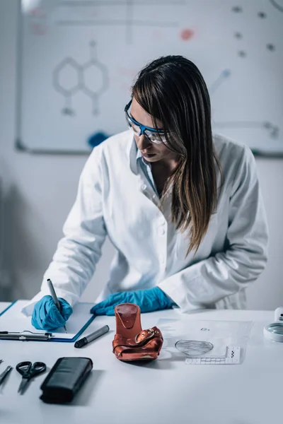 Forensic Science Lab Forensic Scientist Examining Shoe Evidences — Stock Photo, Image