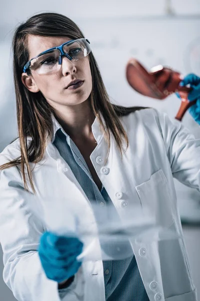 Ciência Forense Laboratório Cientista Forense Examinando Sapato Com Evidências — Fotografia de Stock