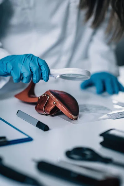 Ιατροδικαστική Επιστήμη Στο Εργ Ιατροδικαστική Επιστήμονας Εξετάζει Παπούτσι Αποδεικτικά Στοιχεία — Φωτογραφία Αρχείου
