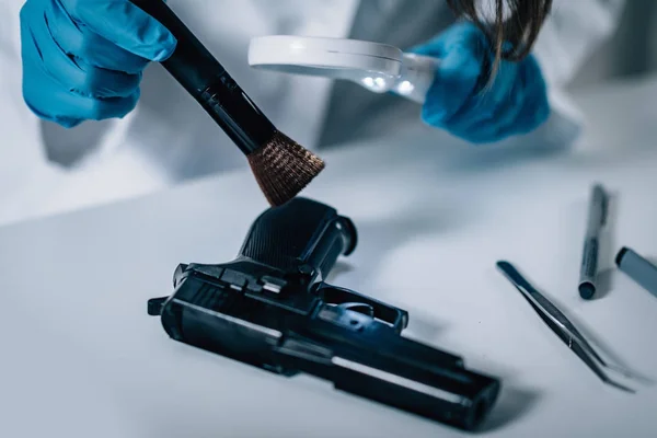 Ιατροδικαστική Επιστήμη Στην Ιατροδικαστική Επιστήμονας Εργ Εξετάζοντας Όπλο Αποδεικτικά Στοιχεία — Φωτογραφία Αρχείου