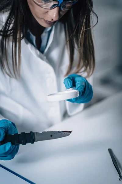Ciencias Forenses Laboratorio Científico Forense Examinando Cuchillo Con Evidencias Sangre — Foto de Stock