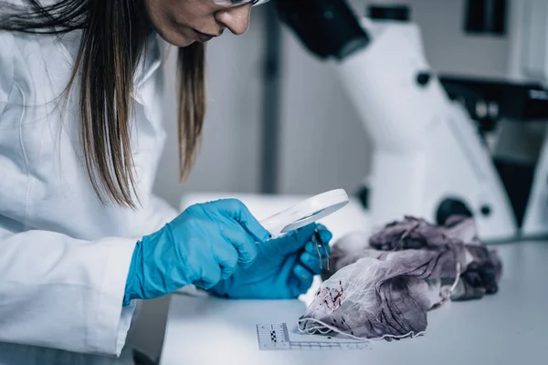 Ciencias Forenses Laboratorio Científico Forense Examinando Textiles Con Evidencias Sangre — Foto de Stock