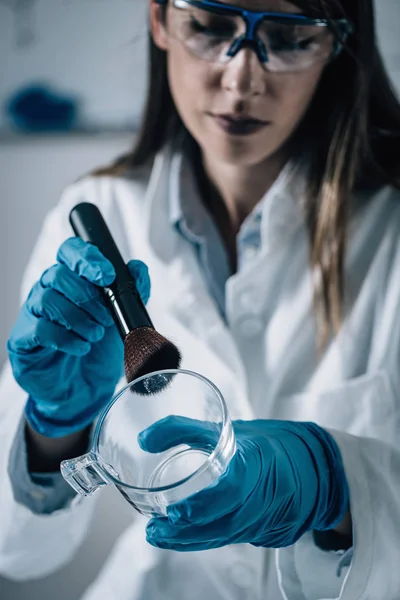 Kriminaltechnik Labor Gerichtsmediziner Untersucht Glas Mit Beweismitteln — Stockfoto