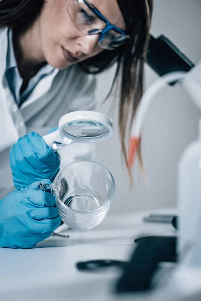 Ciência Forense Laboratório Cientista Forense Examinando Vidro Com Evidências — Fotografia de Stock