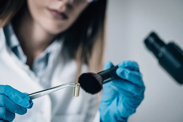 Ciência Forense Laboratório Cientista Forense Examina Bala Com Provas — Fotografia de Stock