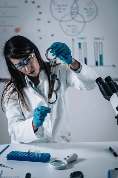 Forensic Science Lab Forensic Scientist Examining Handcuff Evidences — Stock Photo, Image