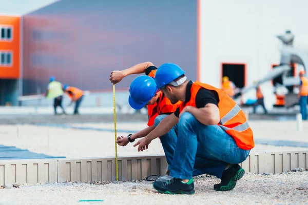 Trabajadores Construcción Midiendo Obra — Foto de Stock