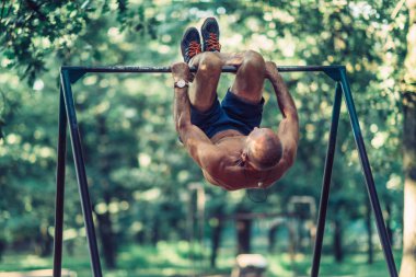 Üst düzey erkek genel Park'ta açık havada egzersiz