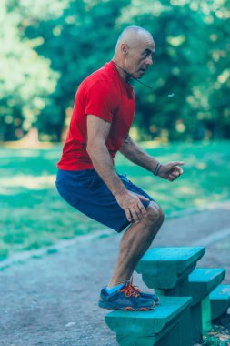 Üst düzey erkek genel Park'ta açık havada egzersiz