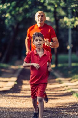 Dede ve torunu Park'ta jogging