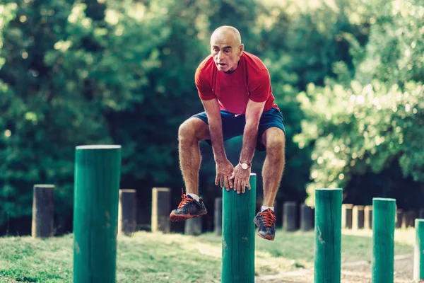 Sénior Masculino Exercitando Livre Parque Público — Fotografia de Stock