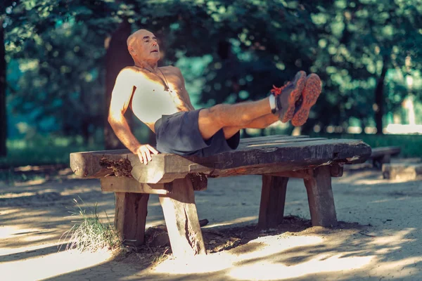 Senior Maschio Esercizio All Aperto Nel Parco Pubblico — Foto Stock