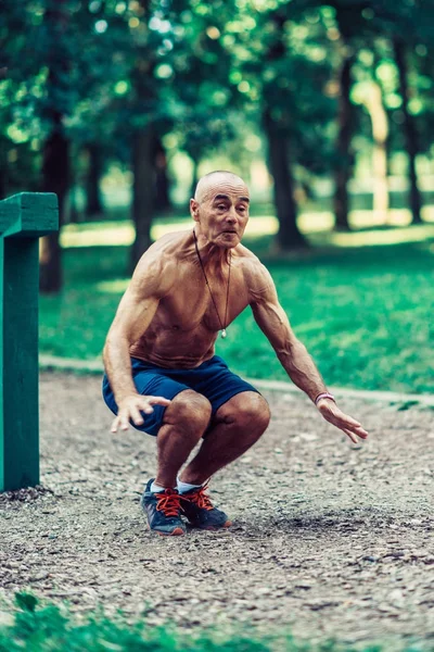 Senior Männchen Turnt Freien Öffentlichen Park — Stockfoto