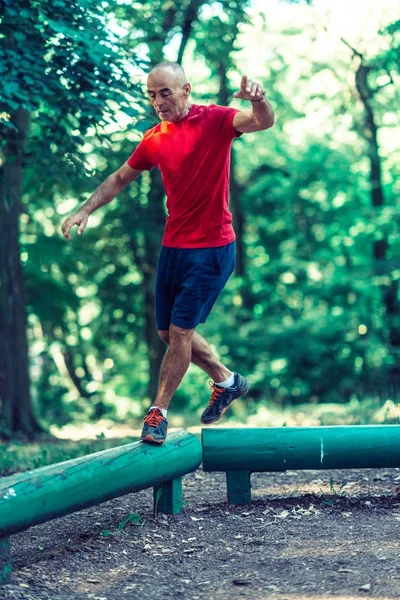 Starší Muž Cvičení Venku Veřejném Parku — Stock fotografie