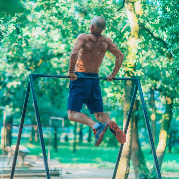 Senior Männchen Turnt Freien Öffentlichen Park — Stockfoto