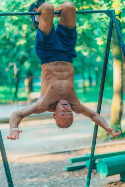 Hombre Mayor Haciendo Ejercicio Aire Libre Parque Público —  Fotos de Stock