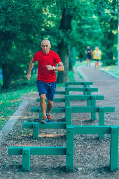 Senior Man Uitoefenen Buiten Openbare Park — Stockfoto