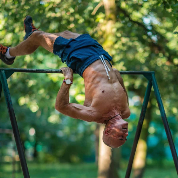 公共の公園で屋外で運動シニア男性 — ストック写真