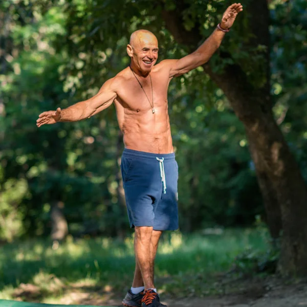 Senior Männchen Turnt Freien Öffentlichen Park — Stockfoto