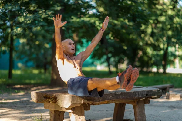 Senior Mannlig Trening Utendørs Offentlig Park – stockfoto