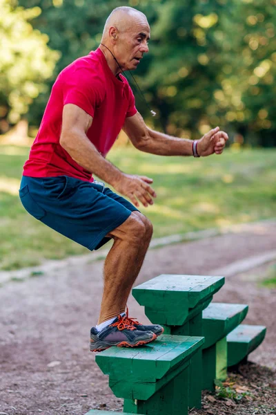 Senior Männchen Turnt Freien Öffentlichen Park — Stockfoto