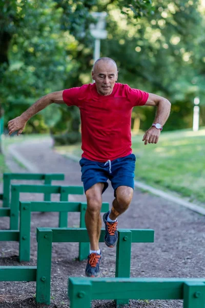 Senior Männchen Turnt Freien Öffentlichen Park — Stockfoto