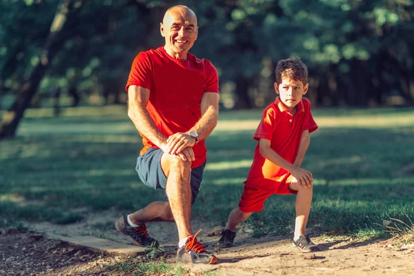 祖父和孙子在公园锻炼前热身 — 图库照片