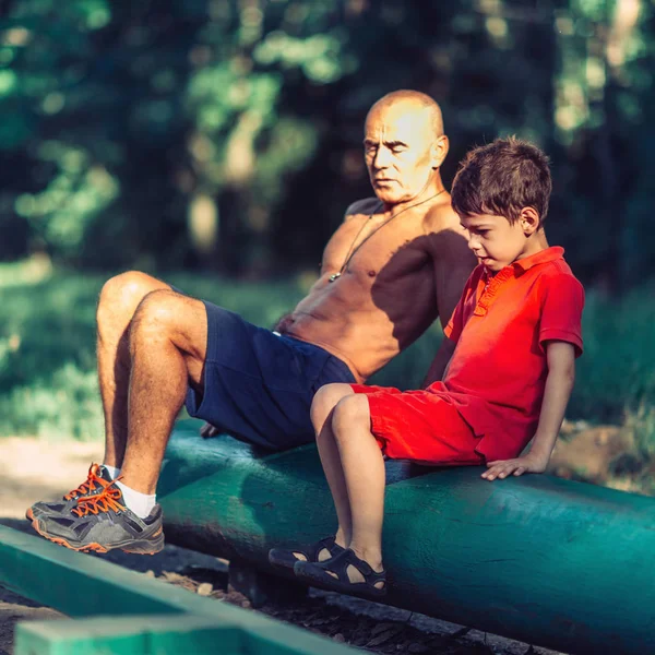 Avô Neto Fazendo Sit Ups Parque — Fotografia de Stock