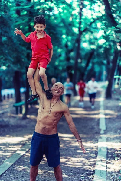 Abuelo Nieto Haciendo Ejercicio Parque — Foto de Stock